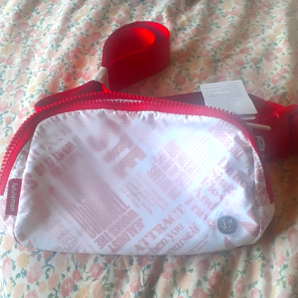 Lululemon everywhere belt bag manifesto print new